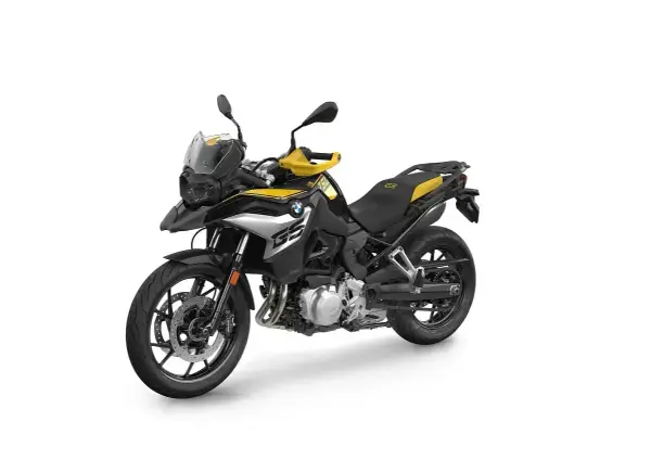 Czarno-żółty motocykl BMW F750GS gotowy na przygodę.