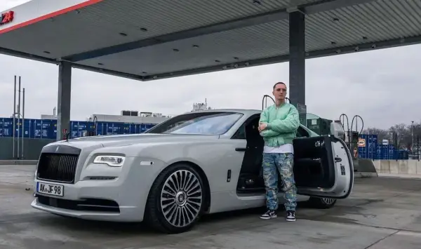 Justin Fuchs mit seinem Rolls-Royce, bereit, den Peso zu verdienen.