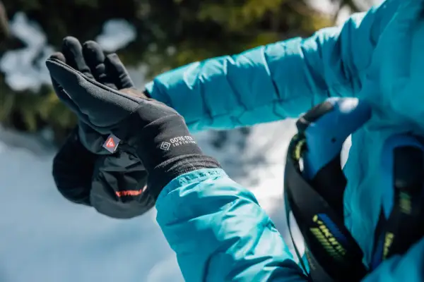 Rękawiczki z technologią GORE-TEX INFINIUM chronią dłonie przed zimnem i wiatrem podczas zimowych aktywności.