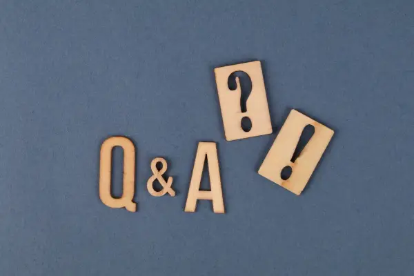 Lettres en bois "Q&A" avec un point d'interrogation et un point d'exclamation, symbolisant les questions de soutenance de mémoire.