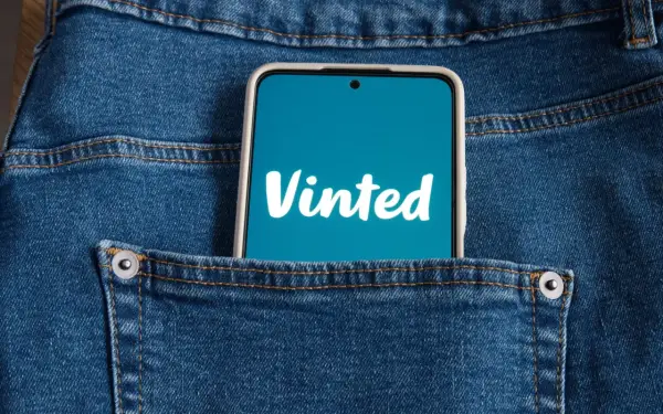 Smartfon z logo Vinted w tylnej kieszeni dżinsów. Chcesz wiedzieć, jak założyć konto na Vinted? To proste!