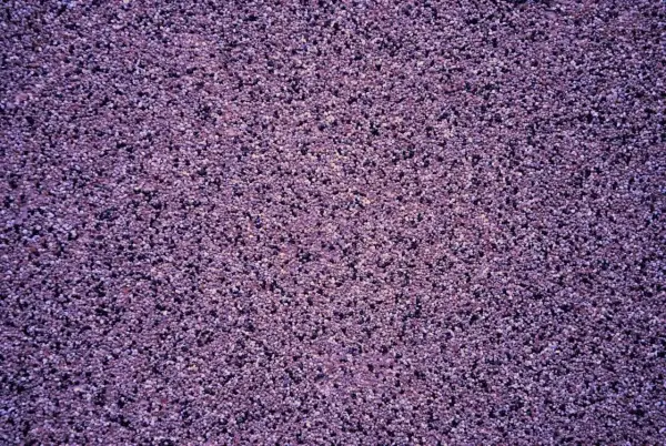 Fioletowy tynk mozaikowy o drobnej ziarnistości. Wydajność 25 kg na ok. 3-4 m², zależnie od grubości warstwy.