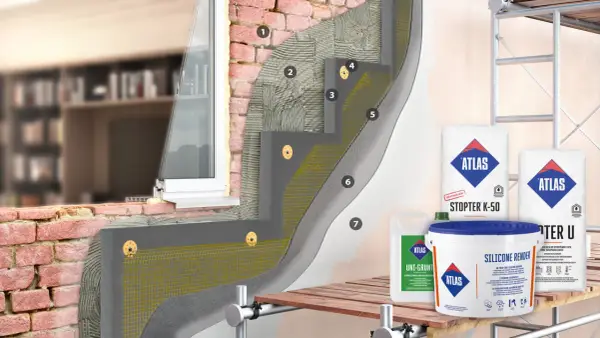 Przekrój ściany z widocznym systemem ocieplenia i produktami Atlas: podkładem, klejem i tynkiem.