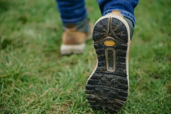 Buty softshell co to znaczy? To buty z membraną, idealne na wędrówki po trawie. Widoczna podeszwa Vibram zapewnia przyczepność.