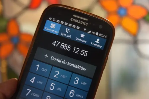 Telefon wyświetla numer 47 855 12 55. Czy to 888 co to za numer?