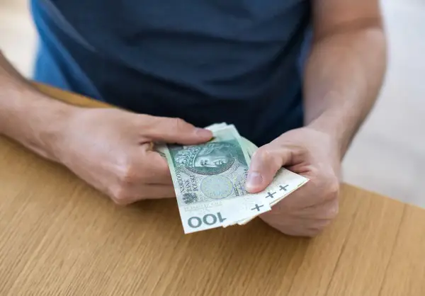 Dodatek pielęgnacyjny - Kto dostanie 366,68 zł bez wniosku?