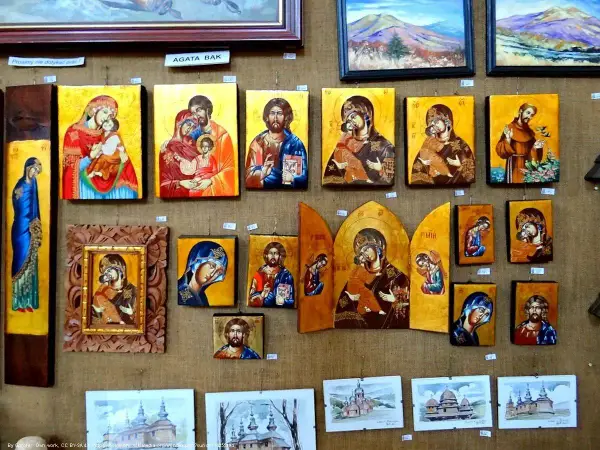 Ikony religijne w galerii sztuki synagoga. Obrazy przedstawiają Matkę Boską z Dzieciątkiem, świętych i krajobrazy.
