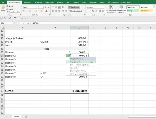 W arkuszu Excel widać błąd formuły. Kliknięcie prawym przyciskiem myszy otwiera menu, gdzie można skopiować formułę z komórki powyżej.