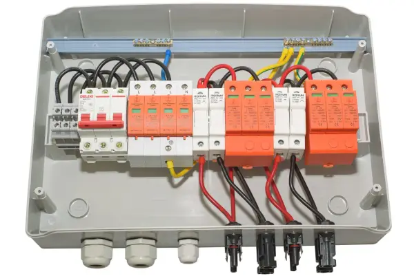 Wewnątrz skrzynki elektrycznej widoczne są zabezpieczenia przeciwprzepięciowe, które chronią przed nagłymi skokami napięcia, zapewniając bezpieczeństwo instalacji.