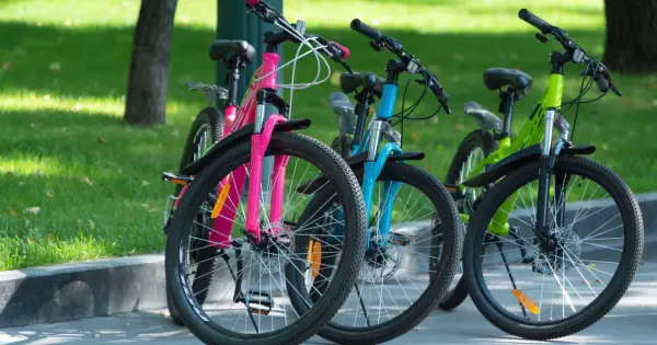 Rowerki w jaskrawych kolorach czekają na dzieci, które zdają egzamin na kartę rowerową.