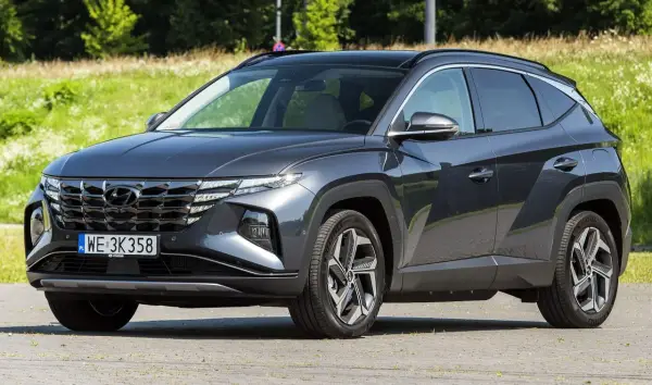 Nowoczesny, ciemnoszary Hyundai Tucson, jeden z popularnych hyundai suv modele, zaparkowany na zewnątrz.