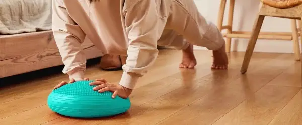 Ćwiczenia na poduszce sensorycznej, które poprawią twoją równowagę i siłę