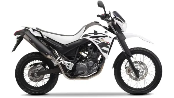 Biały motocykl Yamaha XT660R z czarnymi akcentami, gotowy na przygodę.