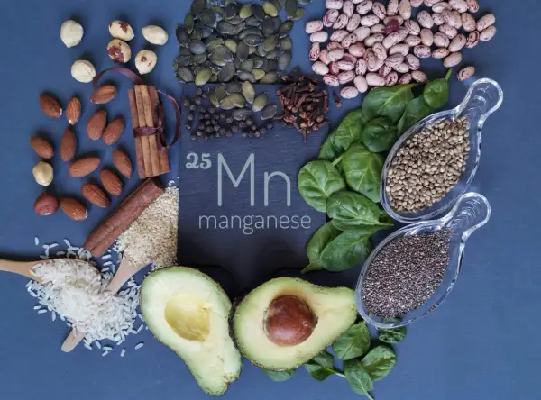 Mangan-reiche Lebensmittel: Mandeln, Spinat, Chiasamen, Kürbiskerne, Bohnen, Reis, Avocado.