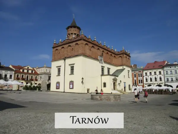Rynek w Tarnowie z ratuszem i kamienicami. Wspaniałe tarnowskie atrakcje czekają na odkrycie.