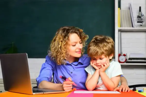 Podstawa prawna zatrudnienia nauczyciela wspomagającego: Co musisz wiedzieć