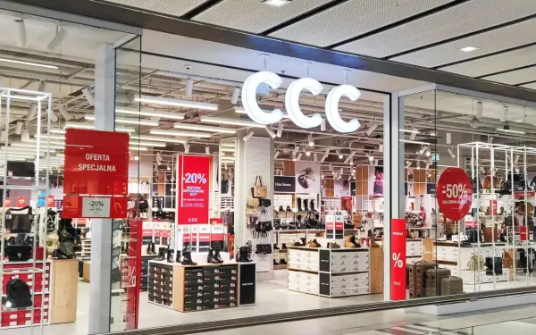 CCC - promocje w sklepach stacjonarnych. W witrynie sklepu CCC widoczne są wyprzedaże -20% i -50% na obuwie i torebki.