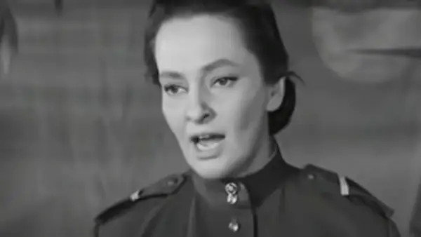 Hanna Skarżanka w mundurze wojskowym, scena z jednego z jej filmów.