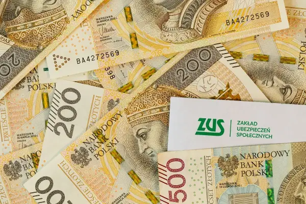 Złotówki i logo ZUS. Pytanie: czy na nerwicę można dostać rentę?