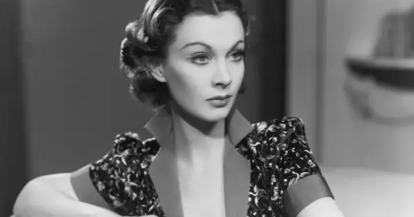 Vivien Leigh, ikona "Przeminęło z wiatrem", w eleganckiej sukni z kwiatowym wzorem.