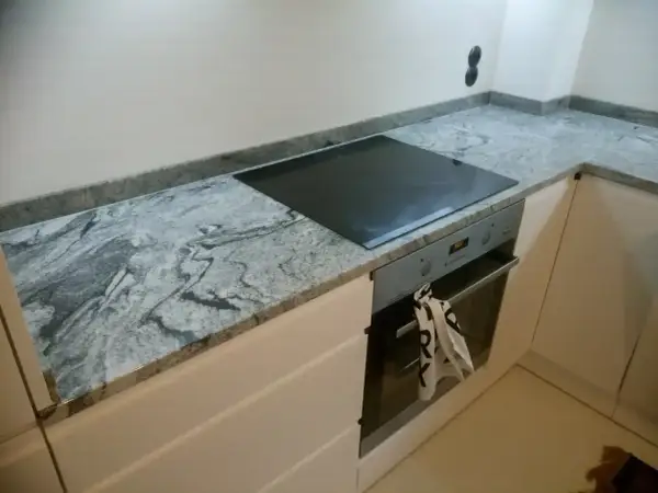 Elegancki blat granitowy 2 czy 3 cm z wbudowaną płytą indukcyjną i piekarnikiem.