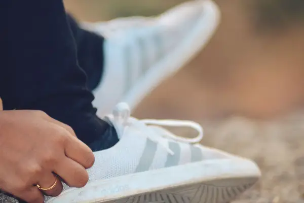 Białe buty sportowe adidas, rozmiar 43 1/3, idealne na spacer.