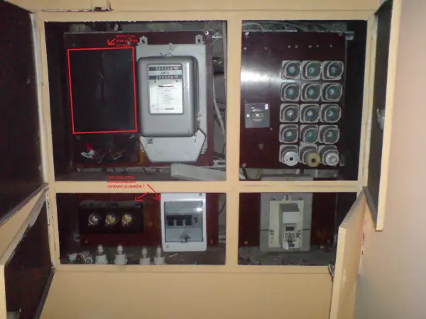 Zabezpieczenie przedlicznikowe w skrzynce z licznikiem energii elektrycznej i bezpiecznikami.