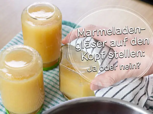Drei frisch abgefüllte Marmeladengläser stehen auf dem Kopf. Die Frage: wie lange Marmelade auf den Kopf stellen?