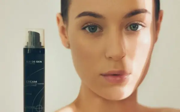 Krem RUE DE SKIN chroni skórę przed szkodliwym promieniowaniem UVA i UVB, zapewniając jej zdrowy wygląd.