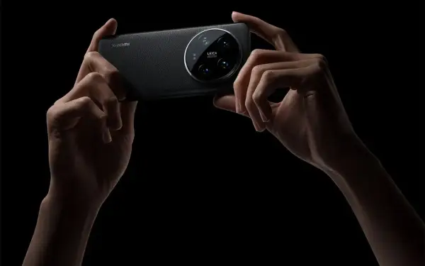 Manos sostienen un Xiaomi con cámara Leica. ¿Prefieres el estilo Leica vibrant o Leica authentic para tus fotos?