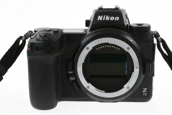 Czarny aparat Nikon Z7 III z obiektywem bez obiektywu, gotowy do uchwycenia Twoich najlepszych ujęć.