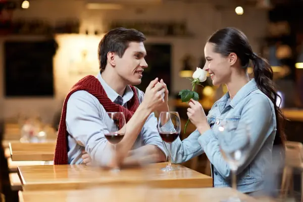 Cyfrowy detoks serca: Dlaczego pokolenie Z w Warszawie wraca do speed-datingu?