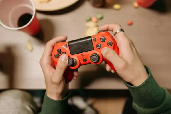 Wskocz na wyższy poziom relaksu. Odkryj moc PlayStation 5 podczas wakacji