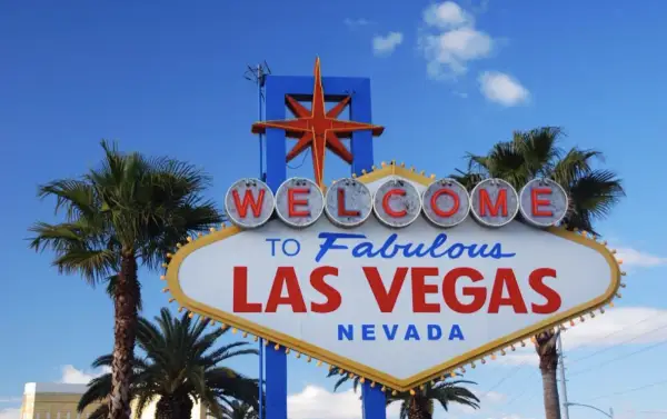 Samolotem do rozrywkowych stolic: Najlepsze połączenia z Polski do Las Vegas, Makau i Monte Carlo