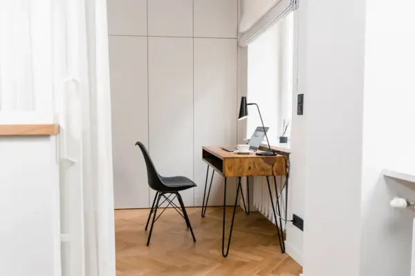 Jak wybrać biurko do nauki i pracy w domu? Ergonomia, wymiary i praktyczne rozwiązania do małego wnętrza