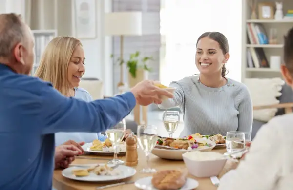 Domowa kolacja dla gości: menu, które nie zatrzymuje gospodarza w kuchni