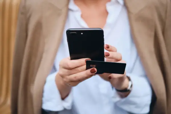 Gospodarka tap-and-go: portfele mobilne i współczesne nawyki wydawania