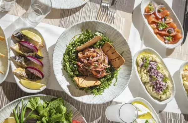 Domowa kolacja w wyjątkowym stylu – jak zaplanować menu i przygotowanie?