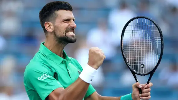 Novak Djoković, tenisista z największą liczbą zwycięstw w wielkim szlemie wśród mężczyzn, świętuje triumf.