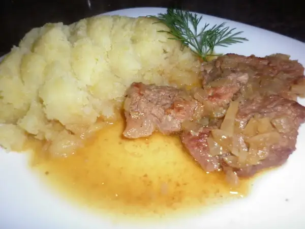Pyszna cielęcina w sosie własnym, którą przygotowała Ania. Podana z purée ziemniaczanym i gałązką koperku.