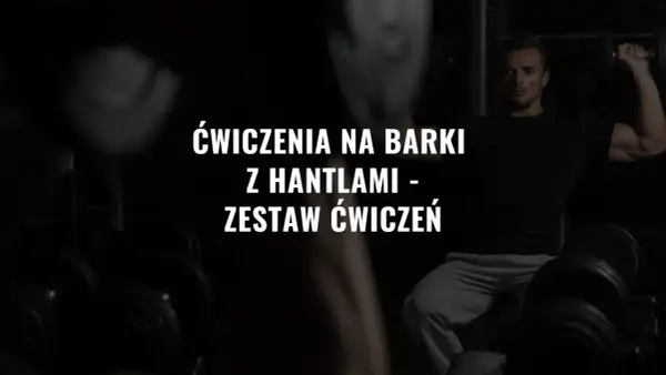 Mężczyzna wykonuje ćwiczenia na barki z hantlami. Intensywny trening dla silnych ramion.