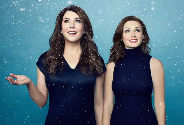 Kochane kłopoty rok z życia obsada: Lauren Graham i Alexis Bledel w zimowej scenerii, patrzą w górę z uśmiechem.