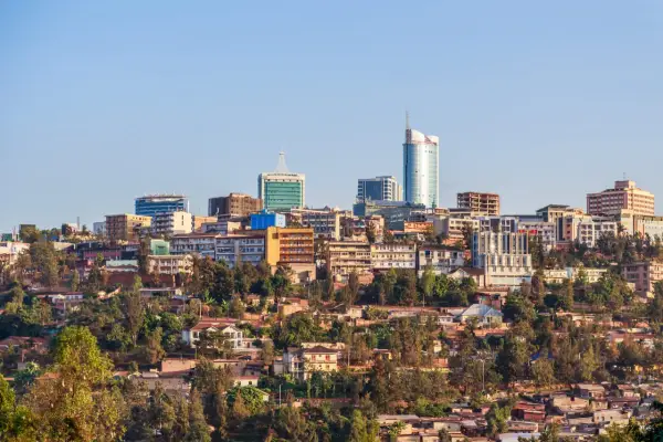 Widok na wzgórza Kigali, stolicę Ruandy, z nowoczesnymi budynkami i zielenią.