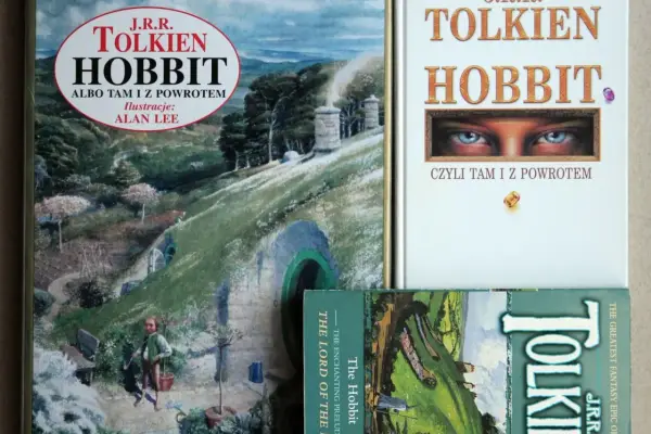 Trzy okładki książek J.R.R. Tolkiena: "Hobbit, czyli tam i z powrotem" w różnych wydaniach.