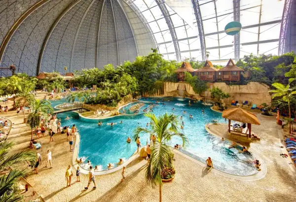 Wielki tropikalny raj pod kopułą, z basenami, palmami i domkami. Sprawdź cennik tropical island i zaplanuj wakacje!