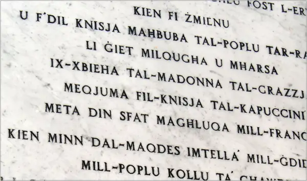 Napis na marmurze w języku maltańskim. Tekst opowiada historię o kościele i jego znaczeniu dla ludzi.