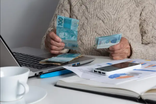 Na czym polega pranie pieniędzy? Poznaj jego niebezpieczne etapy
