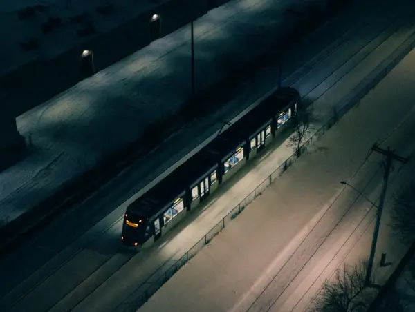 Pociąg w śnieżną noc, jakby podróżował z Polski do Budapesztu.