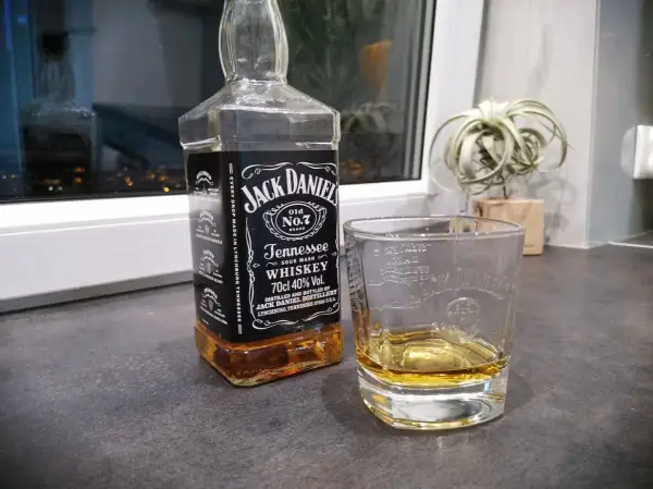 Drinki z Jack Daniel's - Jak zrobić kultowe koktajle w domu?