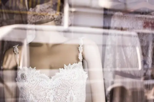 Jaki kolor bielizny pod suknię ślubną, aby uniknąć widocznych śladów?